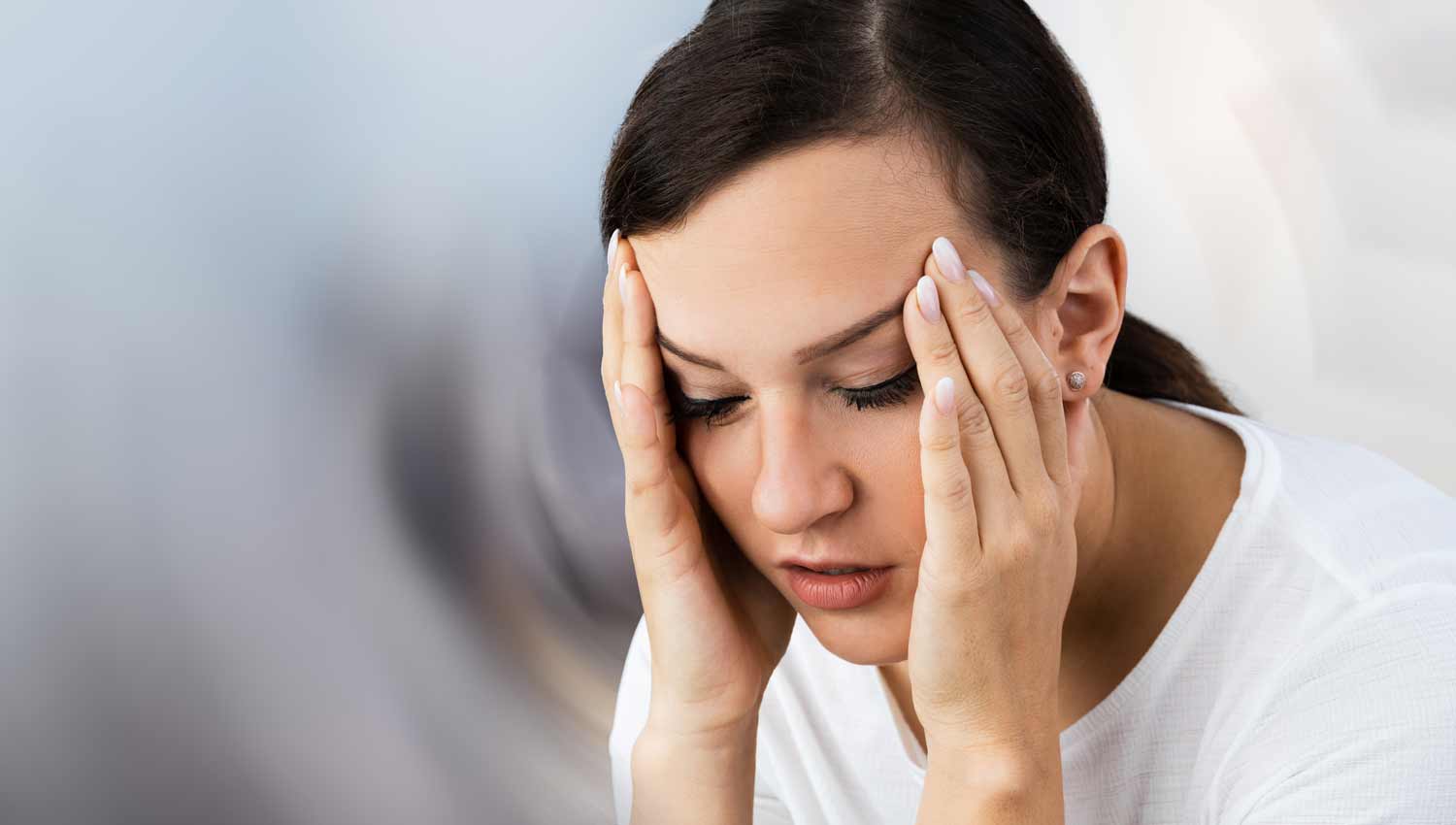 Woman having head pain